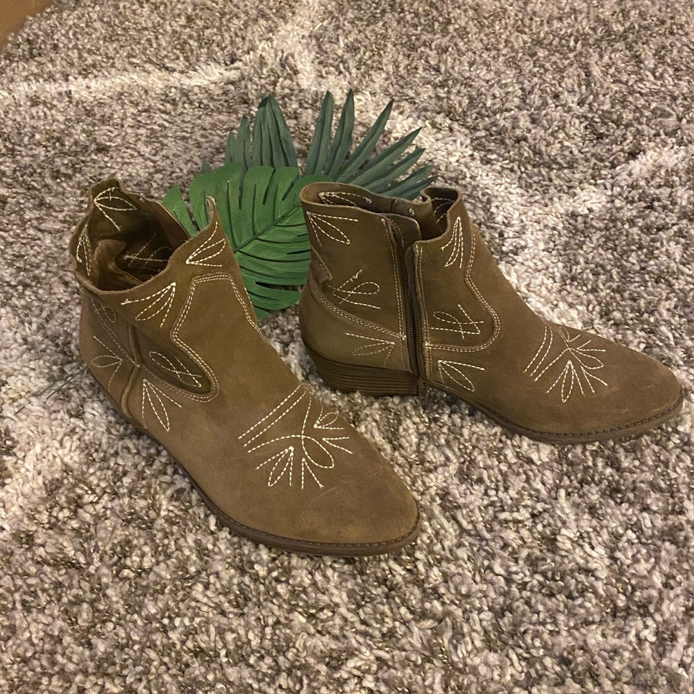 Lucky brand size 8 Chelsea boot